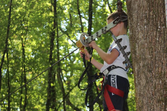 Début de tyrolienne sur un parc accrobranche, le Parc Aventure de Fontdouce près de Royan